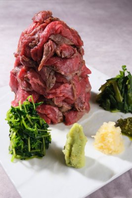 名物「肉のヒマラヤ」