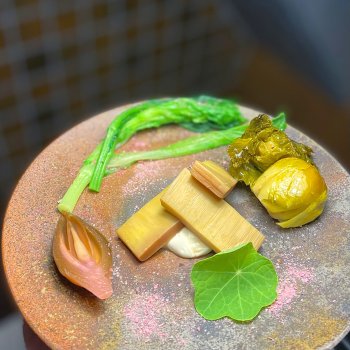 野菜をふんだんに使用したコース料理が魅力
