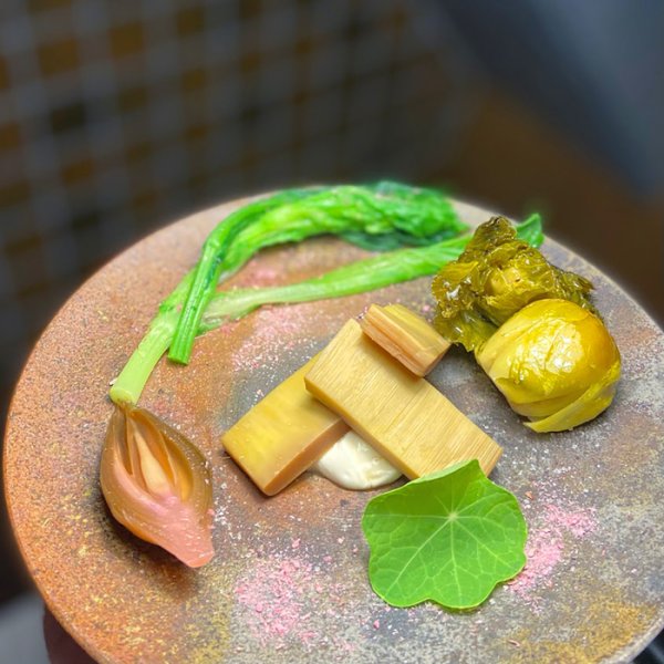 野菜をふんだんに使用したコース料理が魅力