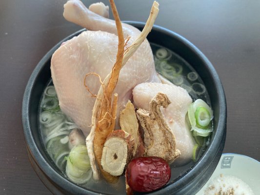韓国の定番鍋料理「タッカンマリ」