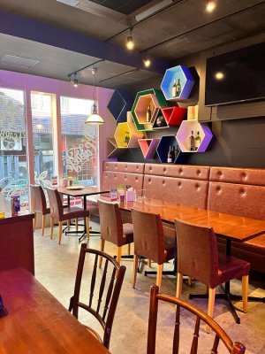 カラフルでポップな店内