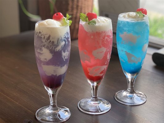 色鮮やかなクリームソーダ