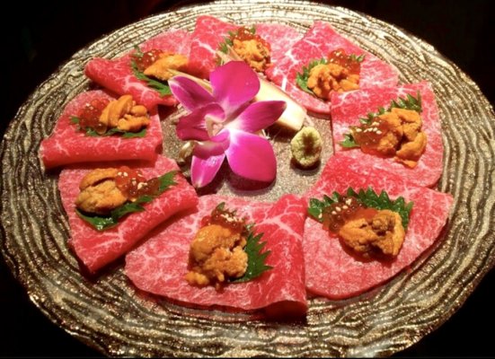 名物「尾崎牛の赤身刺し うにといくら乗せ」