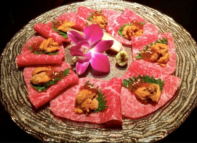 名物「尾崎牛の赤身刺し うにといくら乗せ」