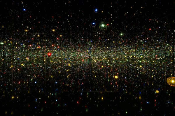 草間彌生《無限の鏡の間 - 宇宙の彼方から呼びかけてくる人類の幸福への願い》2020年 ©YAYOI KUSAMA