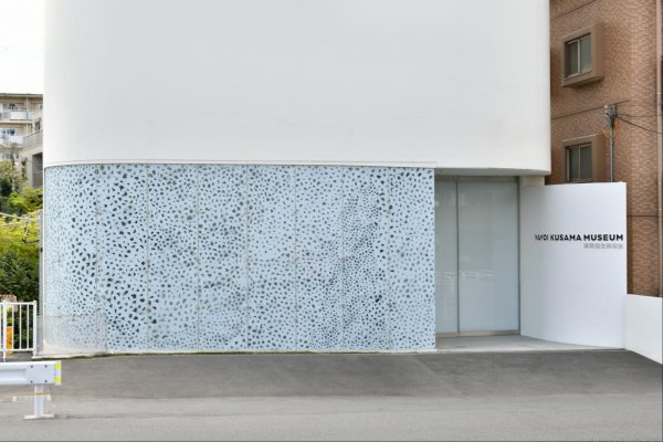 草間彌生美術館外観©YAYOI KUSAMA 
