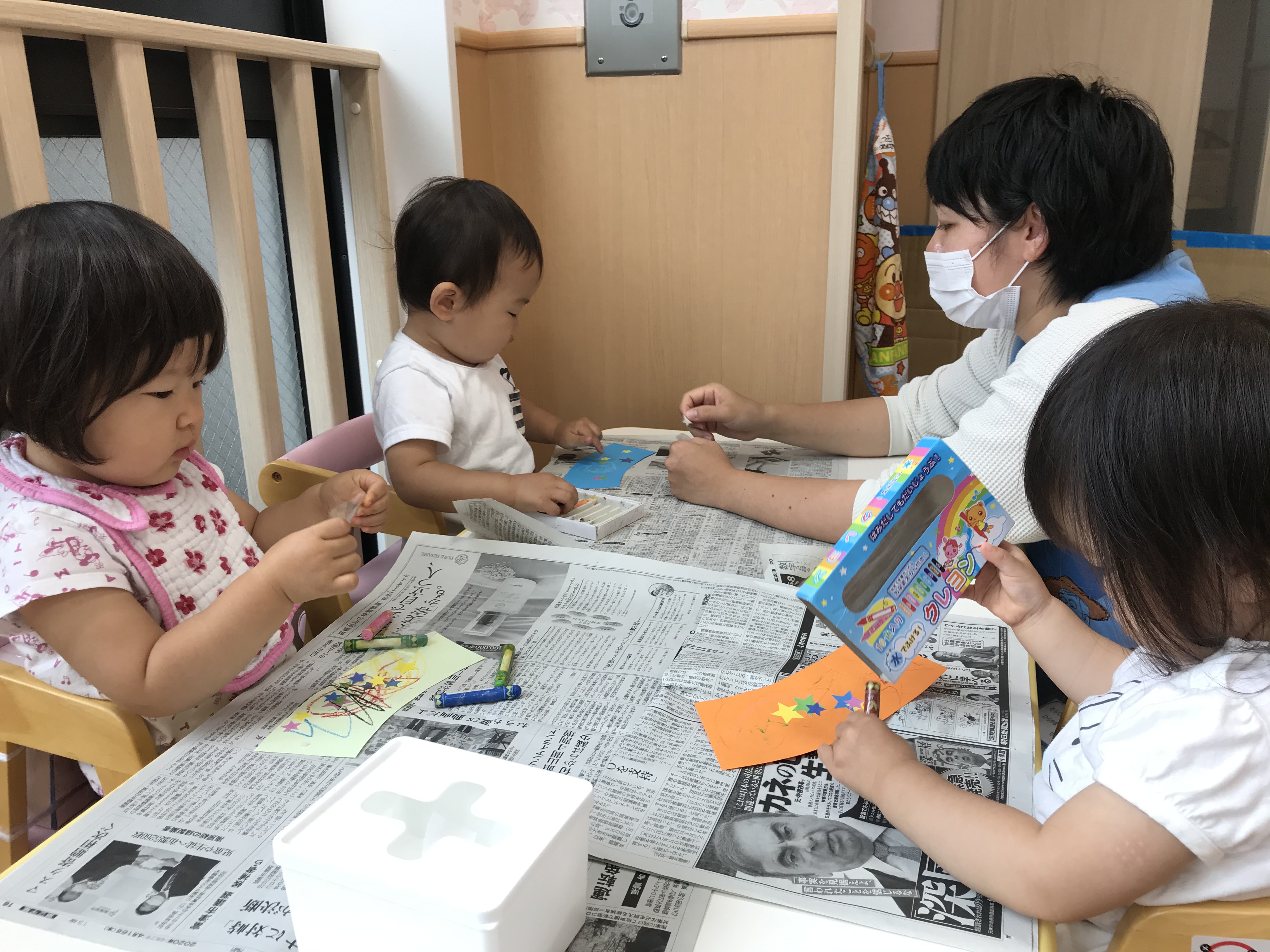 保育士が子どもに寄り添う様子