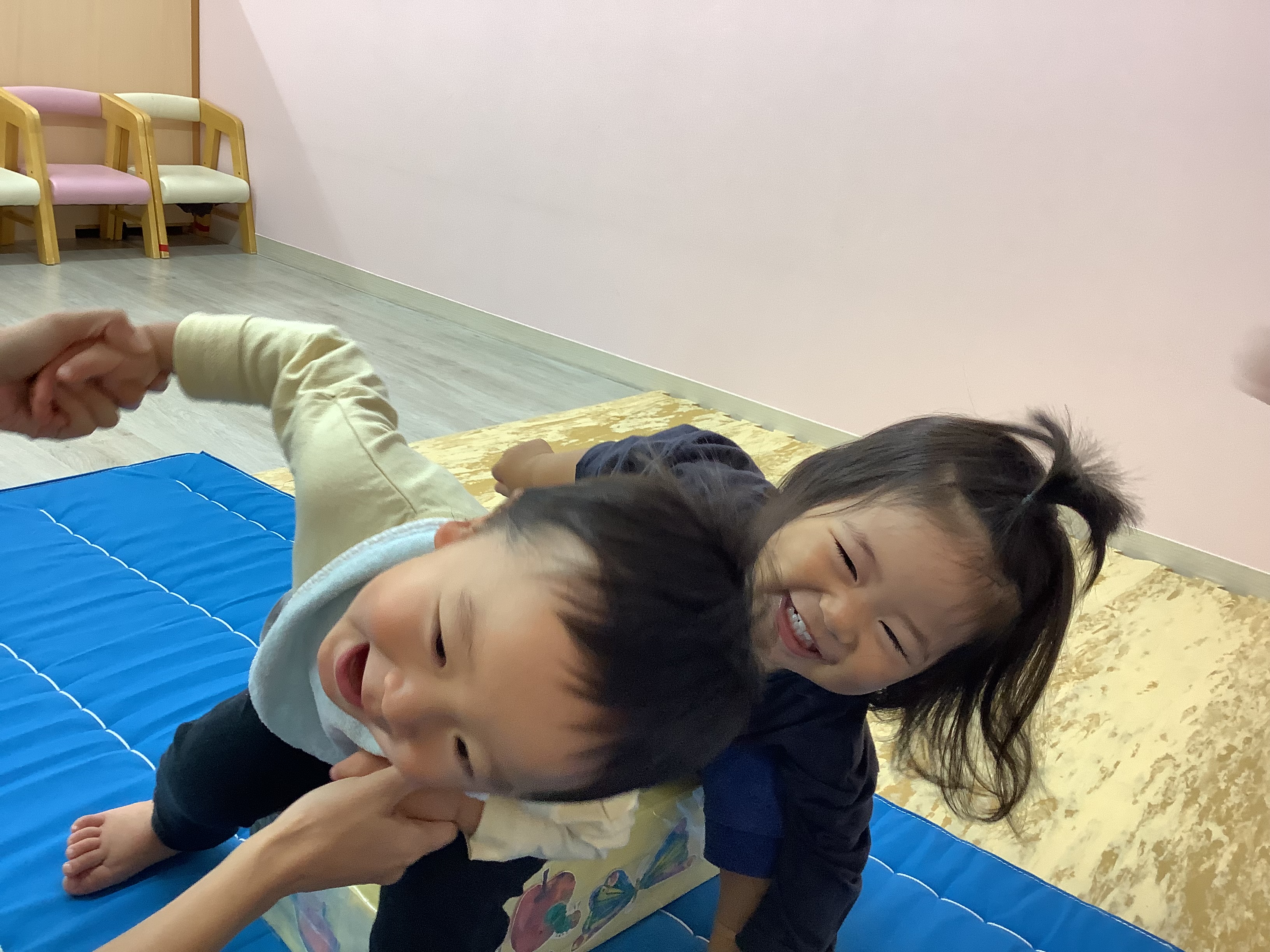 保育園の室内で遊ぶ子どもたち