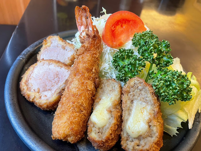 にいむらミックス(チーズ入りメンチ・ひれ・海老盛合せ)