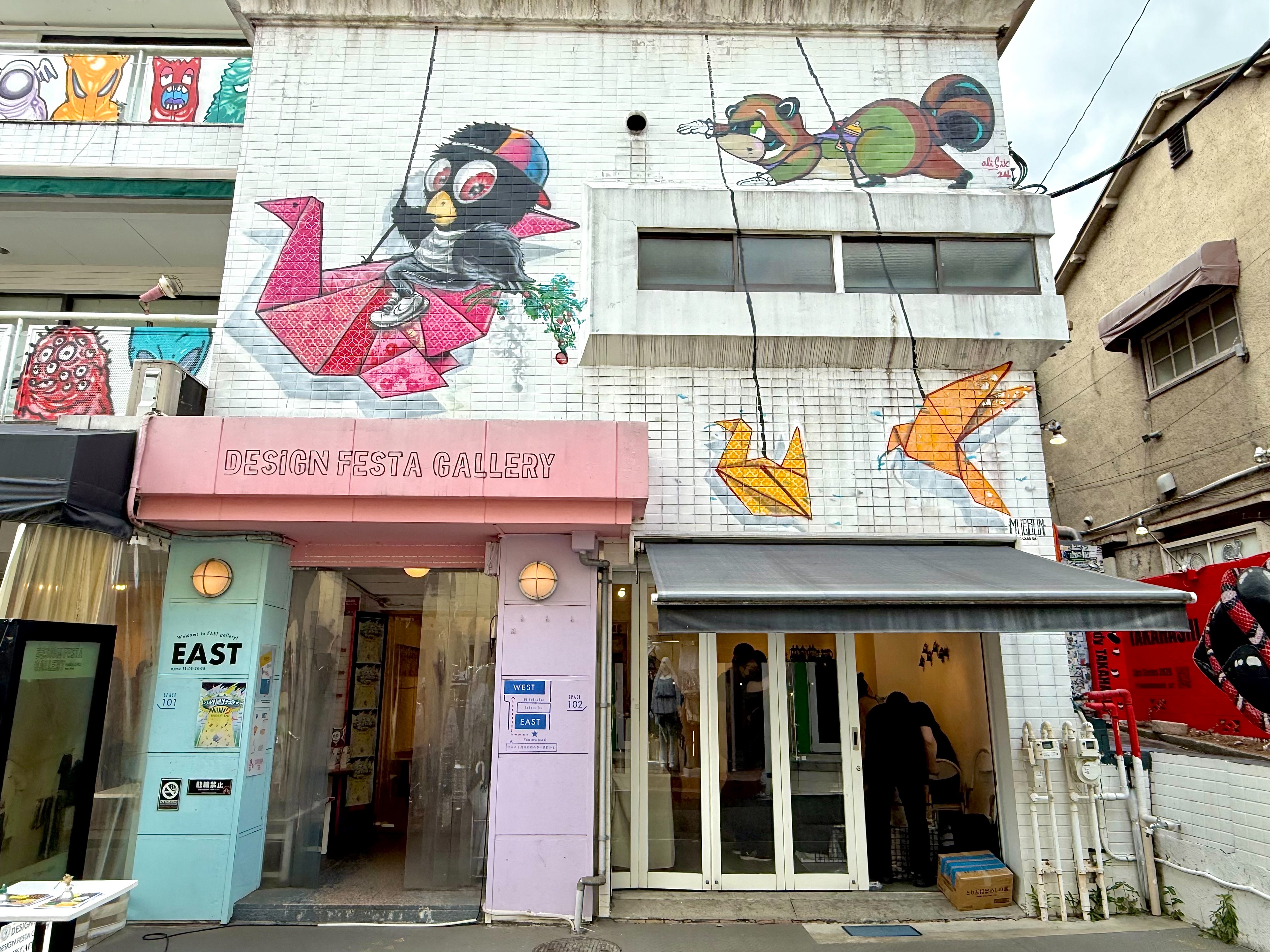 キャラクターや折り紙をモチーフにした壁画が描かれたデザインフェスタギャラリー原宿EAST館