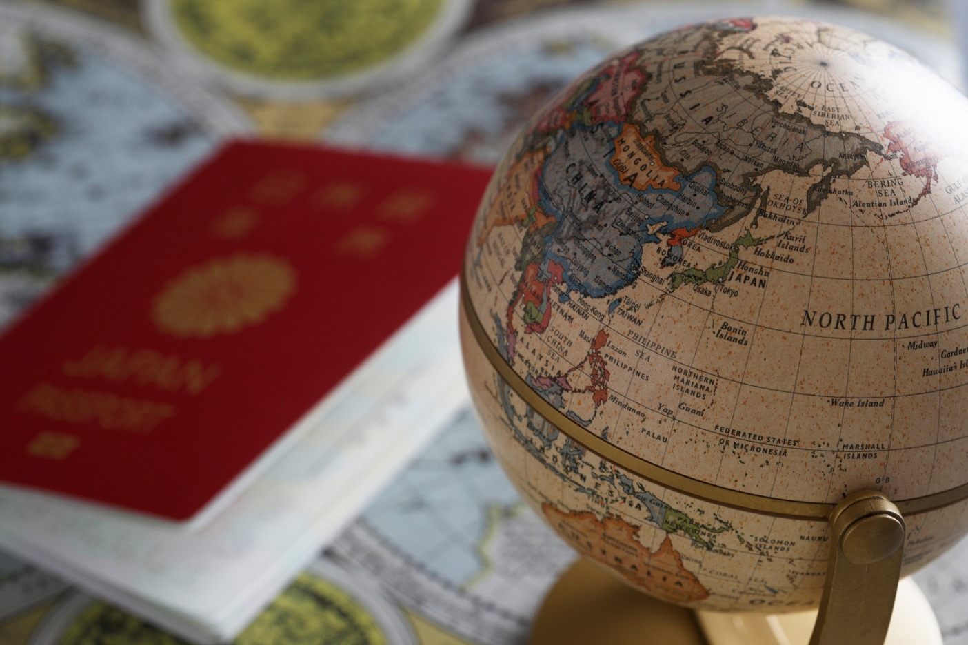 世界地図と地球儀